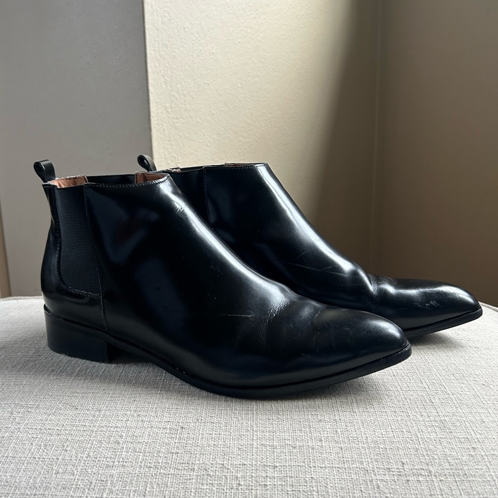 Women’s low heel black bootie
